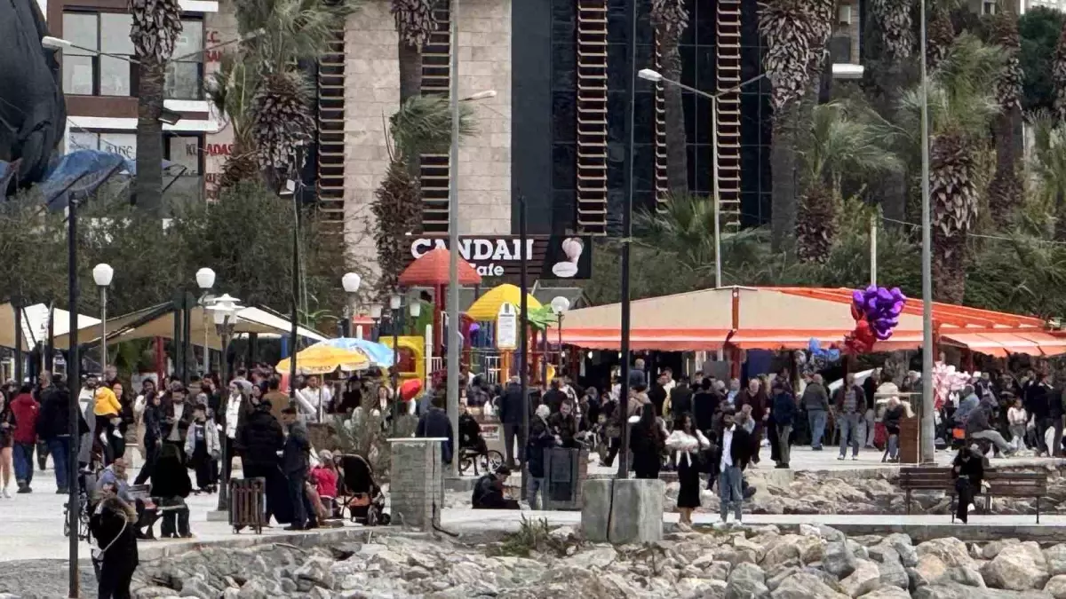 Kuşadası’nda Bayram Yoğunluğu Esnafa Can Suyu Oldu