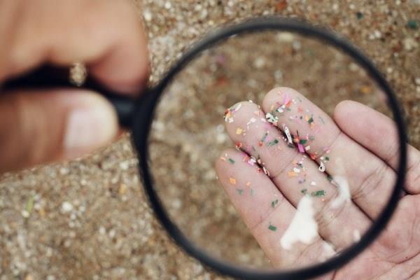 Tuzlu suda eriyen sihirli plastik: Mikroplastik sorununa elveda