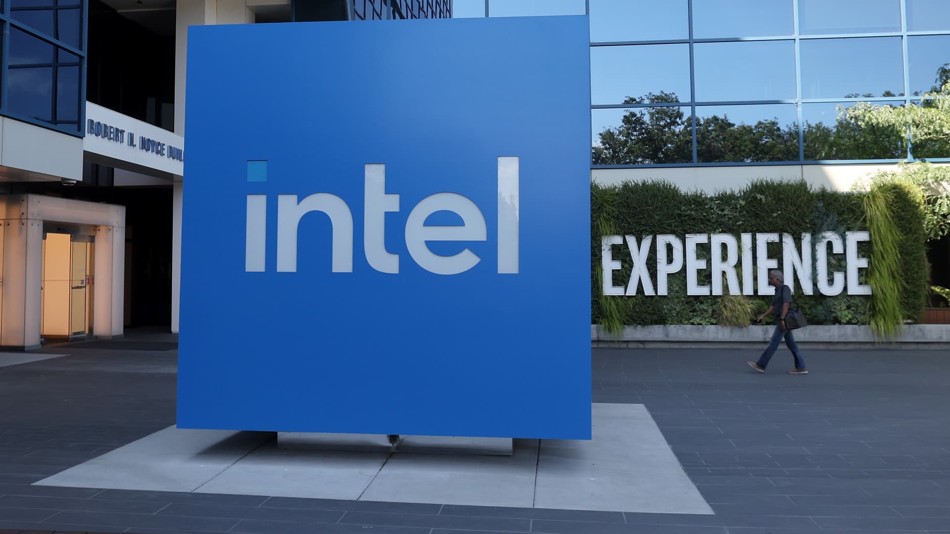 “Yeni bir Intel” için değişim sürüyor: Üç yönetici emekliye ayrılıyor