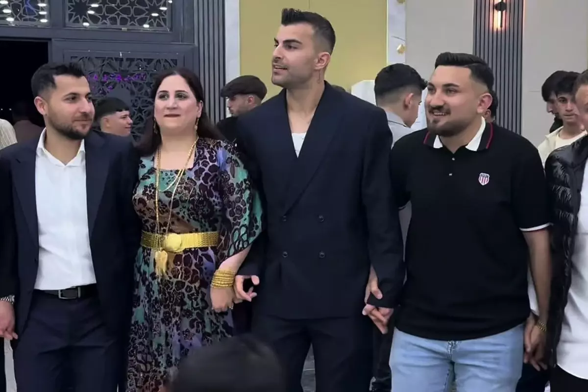 Abdülkerim Bardakçı’dan halay şov
