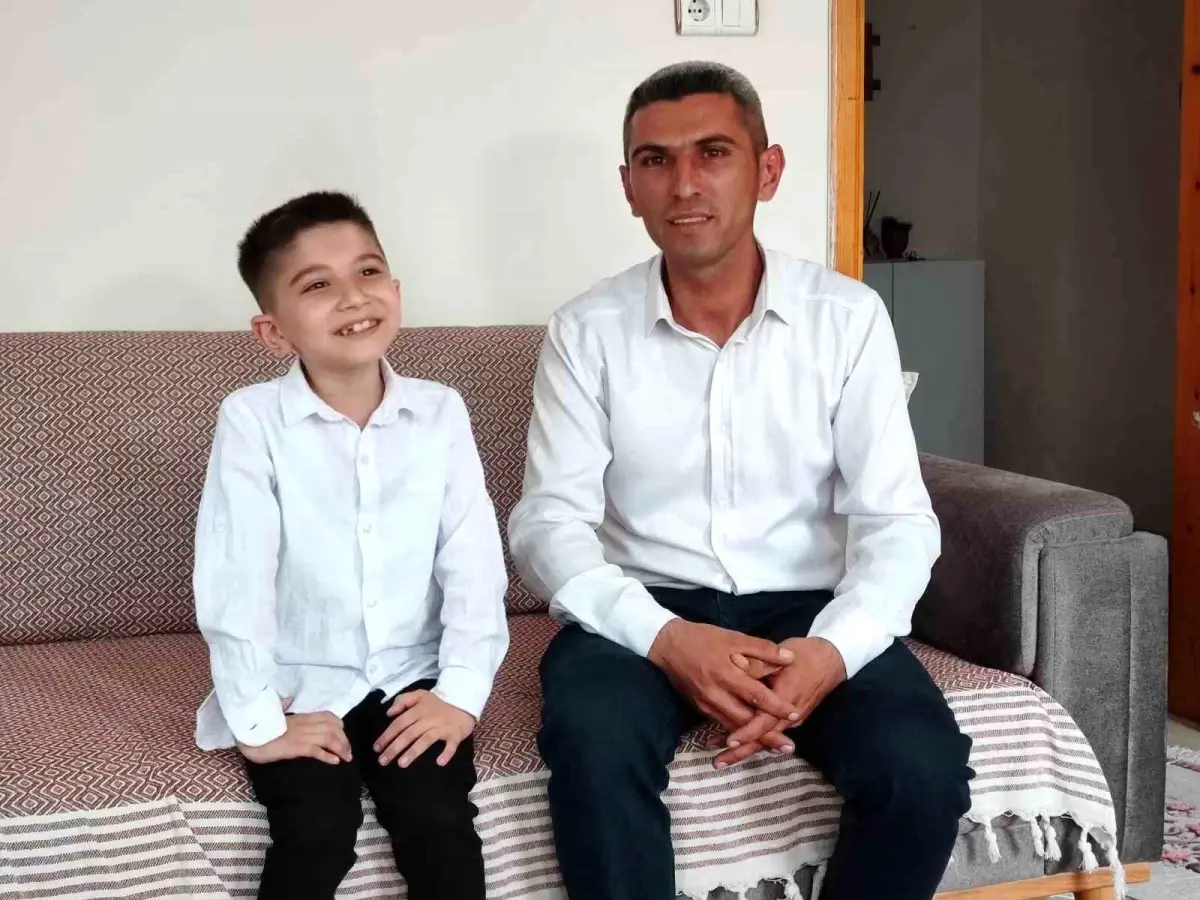 Adana’da Viral Olan Çocuk Şarkı Söyledi