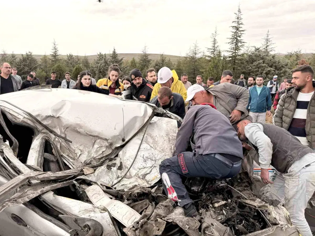 Afyonkarahisar’da Tırla Çarpışma: 1 Ölü, 1 Yaralı