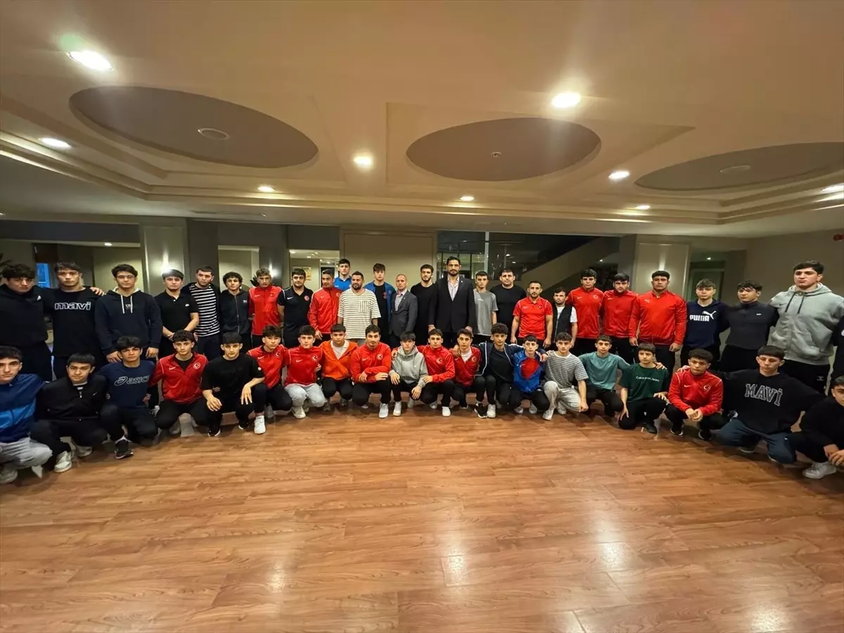 Akgül, Genç Güreşçilerin Kampını Ziyaret Etti