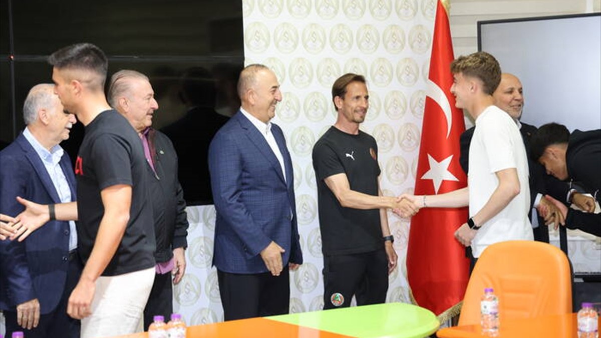 Alanyaspor’da bayramlaşma programı düzenlendi