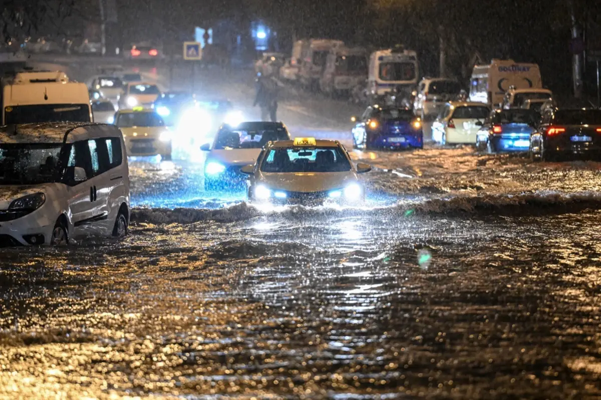 Ankara’da gök gürültülü sağanak ve dolu etkili oldu