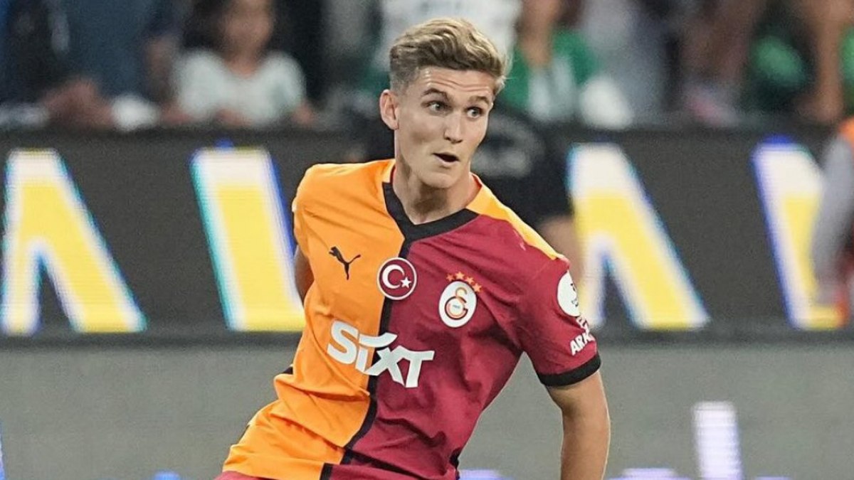 Elias Jelert’ten sevgilisiyle asansör pozu