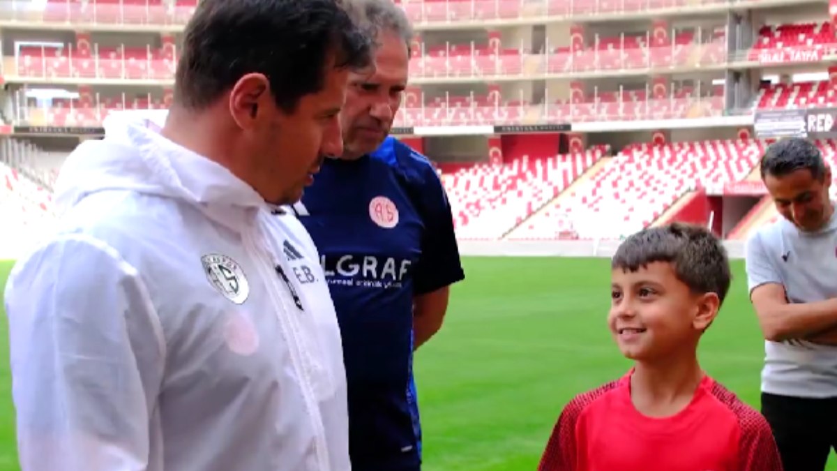 Emre Belözoğlu, görevini minik Atahan’a devretti