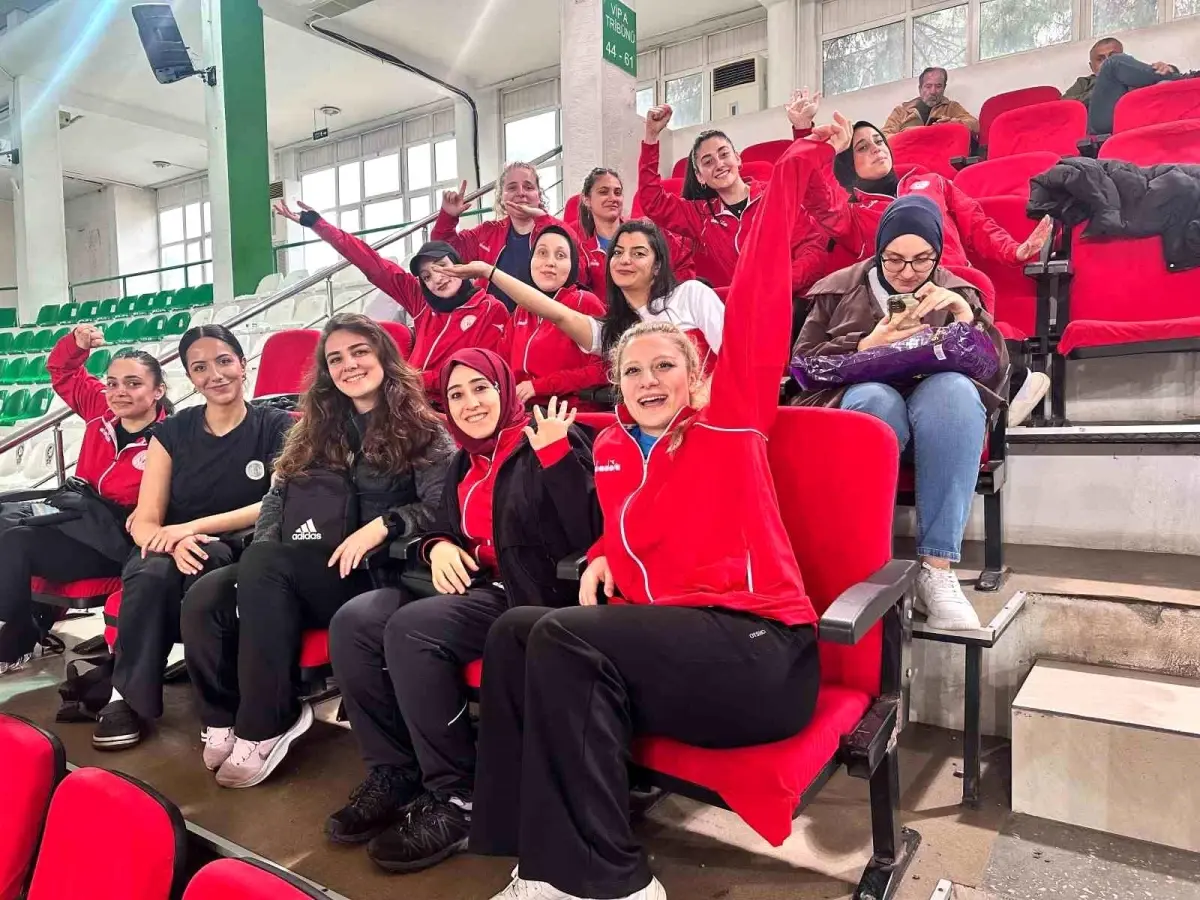 Erzurum Kız Yurdu Voleybol Takımı Bölge İkincisi Oldu