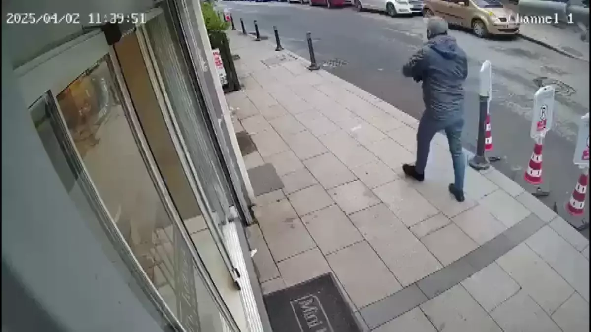 Fatih’te 85 Yaşındaki Kadını Dolandıran İki Şüpheli Yakalandı
