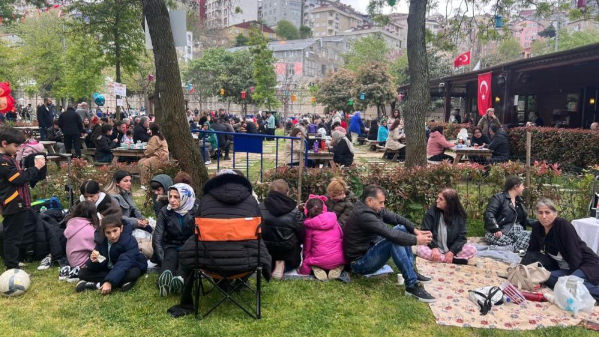 Kağıthane’de deprem sonrası vatandaşlar parklara akın etti