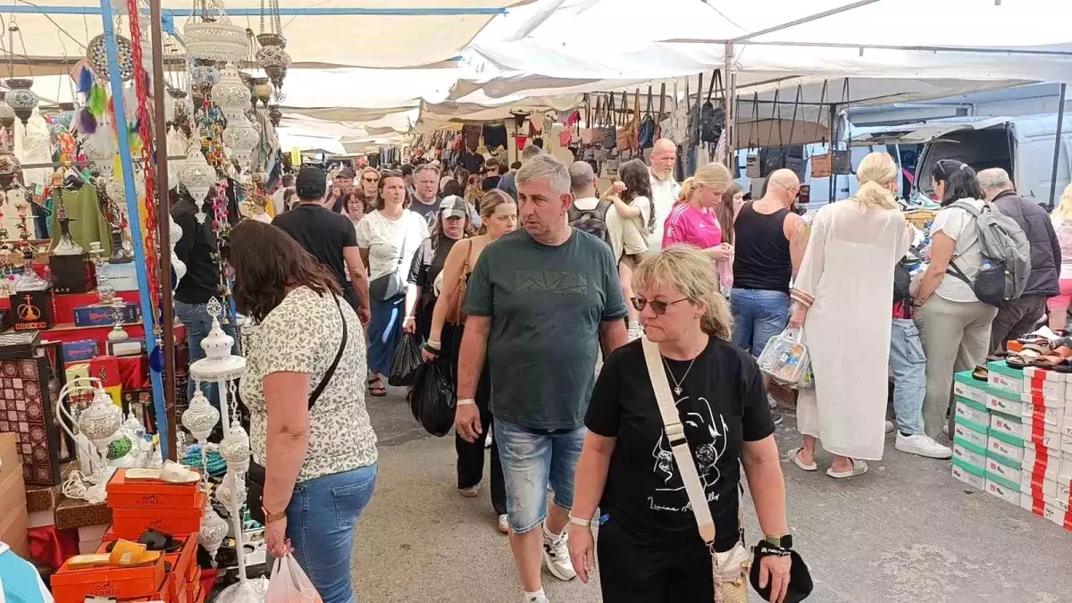 Manavgat Perşembe Pazarı’nda Turist Yoğunluğu