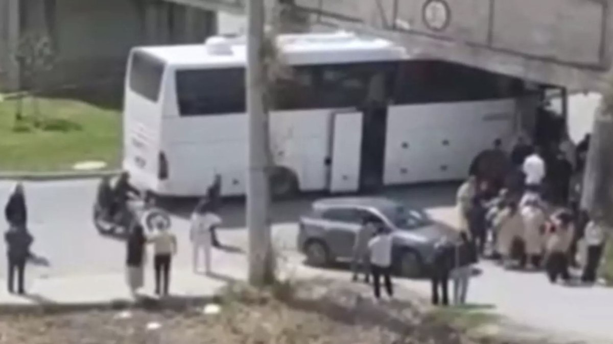 Mersin’de otobüs köprü altına sıkıştı