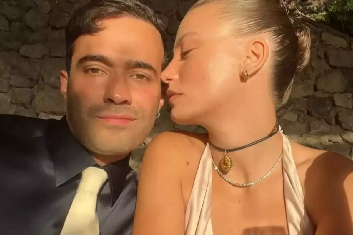 Serenay Sarıkaya ve Mert demir havalimanında dudak dudağa