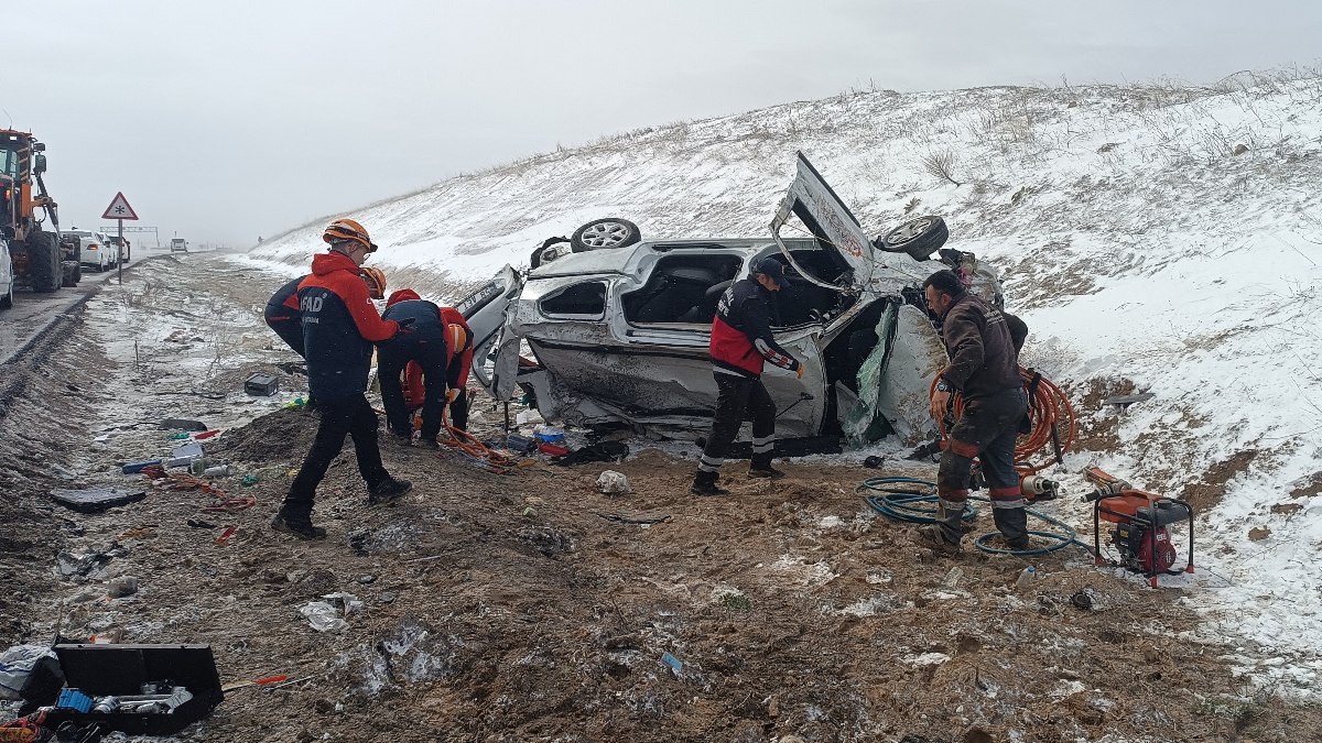 Sivas’ta aşırı hız nedeniyle takla atan araçta 3 kişi yaralandı