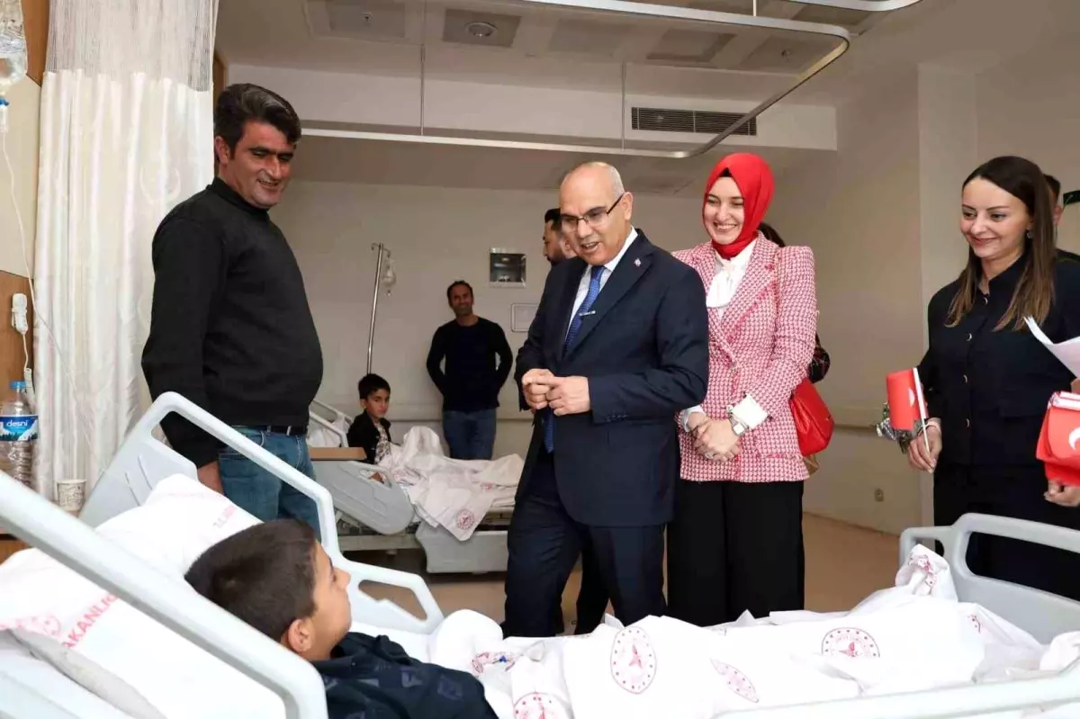 Vali Koç, Hastanedeki Çocukları Ziyaret Etti