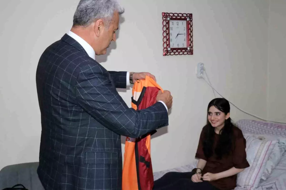 Van’da Galatasaraylı engelli kızın hayali gerçek oldu