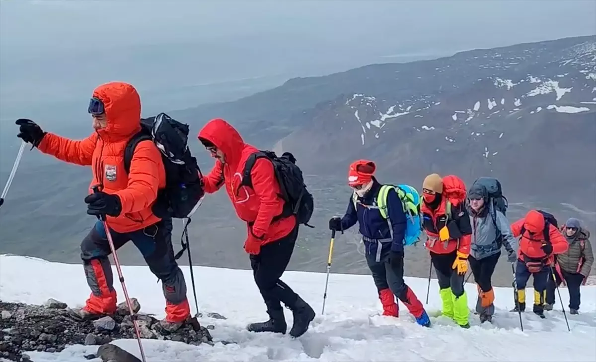 106 Dağcı 19 Mayıs’ı Küçük Ağrı’da Kutladı