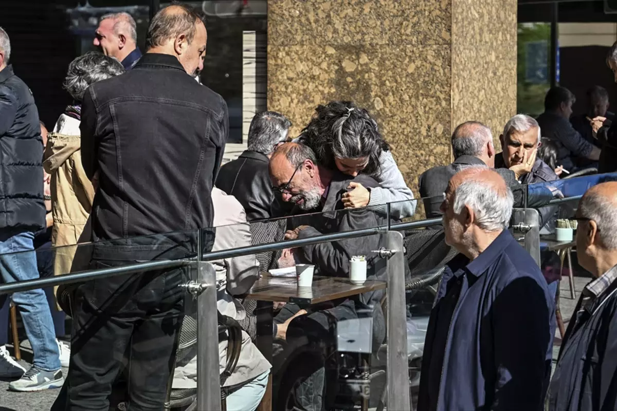 Acı haberi alan Sırrı Süreyya Önder’in yakınları hastane önünde gözyaşlarına boğuldu