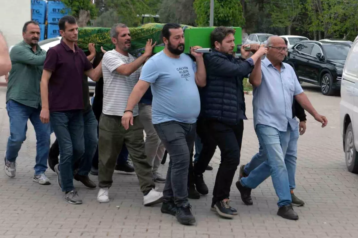 Adana’da Kadın Cinayeti: Cenaze Töreninde Oğul Serbest