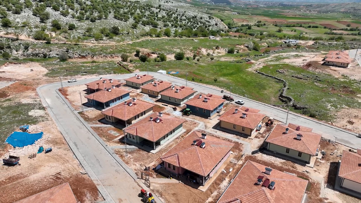 Adıyaman Zey Köyü, kayalık zeminde yeniden kuruldu