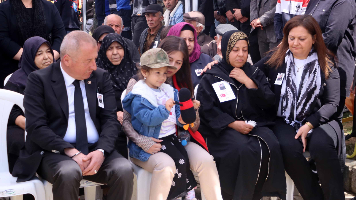 Afyonkarahisar’da son yolculuğuna uğurlanan şehit Önder Özen’in kızından yürek yakan sözler