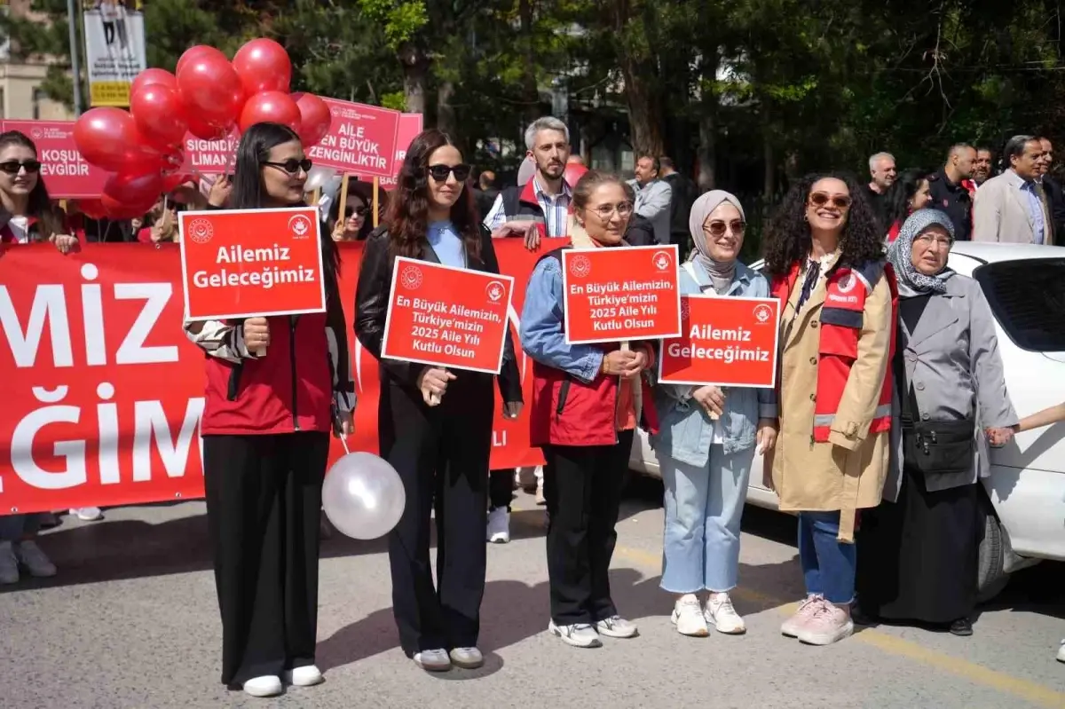 Aile Yılı Kortej Yürüyüşü Düzenlendi