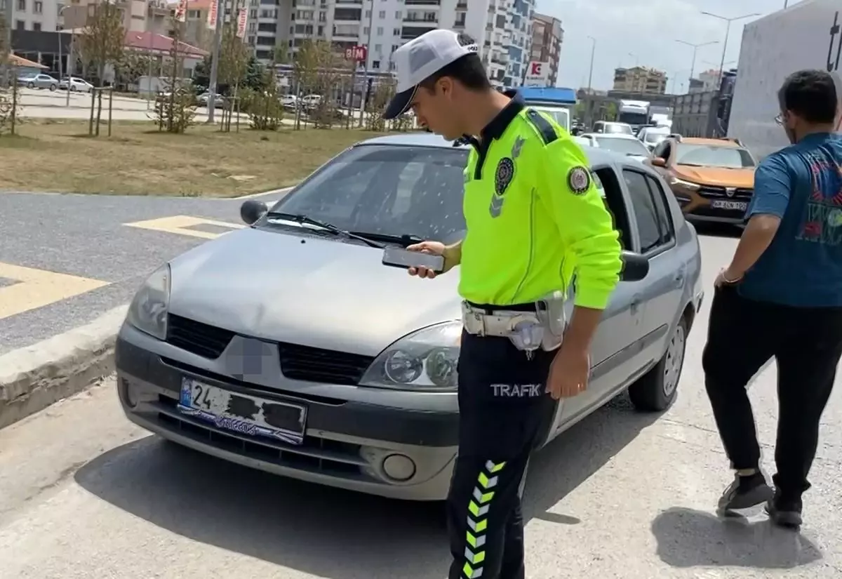 Aksaray’da Plakasını Kapatıp Basına Tepki Gösteren Sürücü Yakalandı