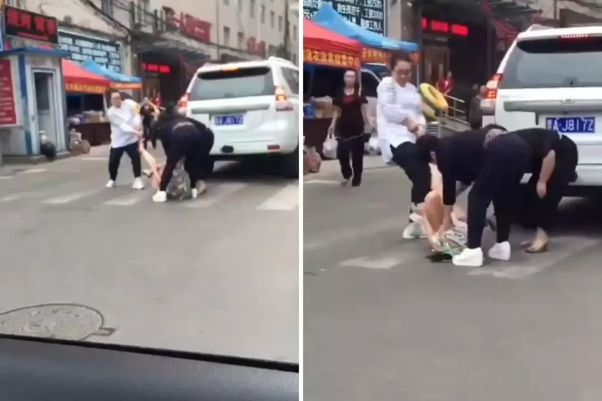 Aldatılan kadın, kocasının metresine cadde ortasında sladırdı