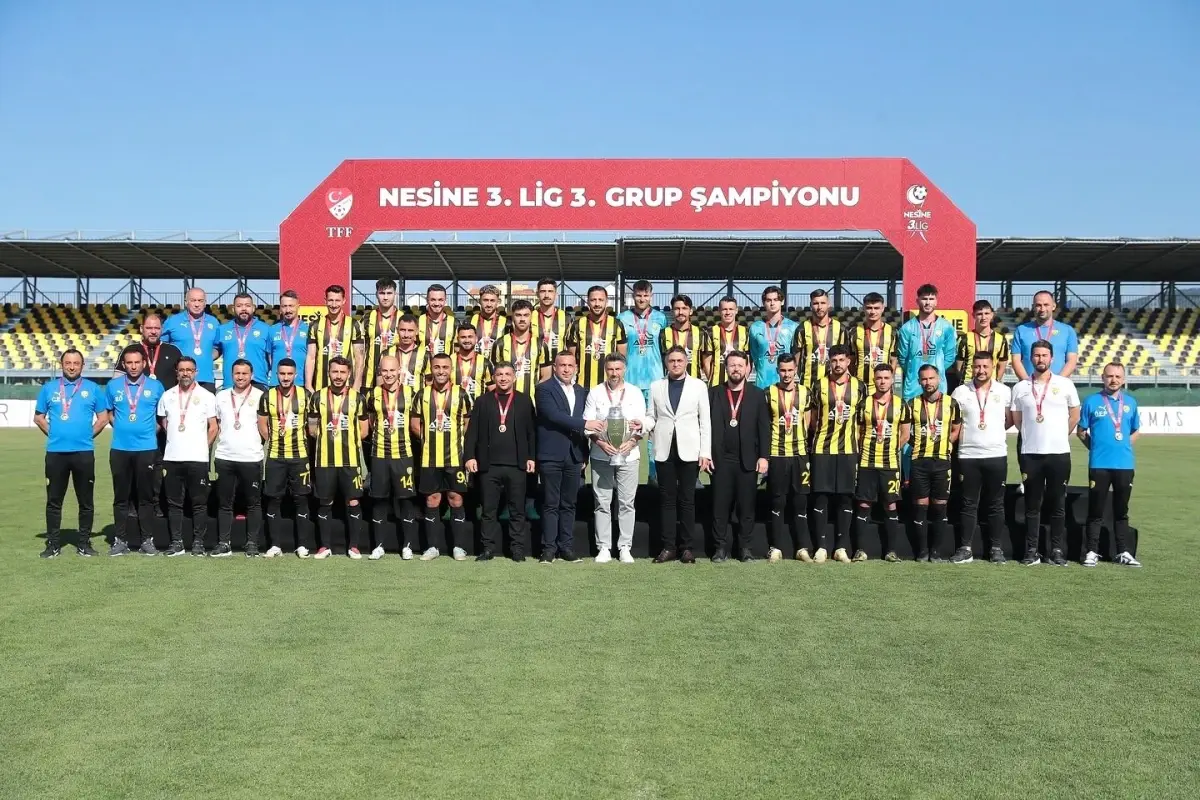 Aliağa FK Namağlup Şampiyonluğunu İlan Edip Kupasını Kaldırdı