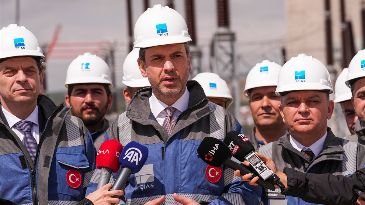 Alparslan Bayraktar: Türkiye’nin elektrik hatlarında kesintiye neden olacak sorun yok