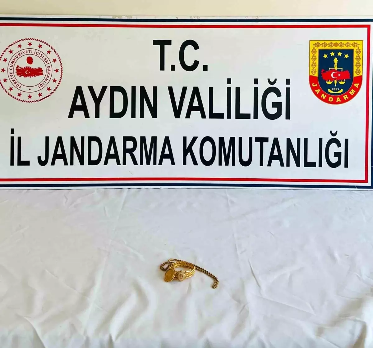 Altınlarıyla Kaçan Kadın Yakalandı
