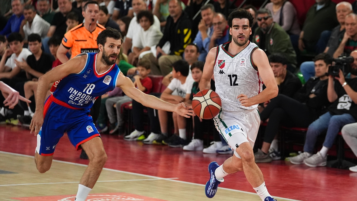 Anadolu Efes, erteleme maçında Karşıyaka’yı yendi