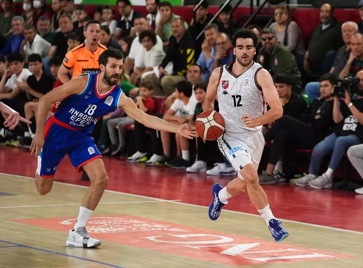 Anadolu Efes, Karşıyaka’yı Geçti