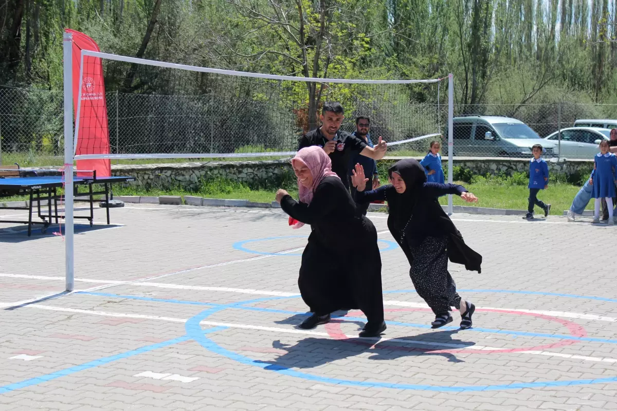 Anadolu Sultanları voleybol takımı oyuncuları çocuklarıyla geleneksel çocuk oyunları yarışmalarına katıldı