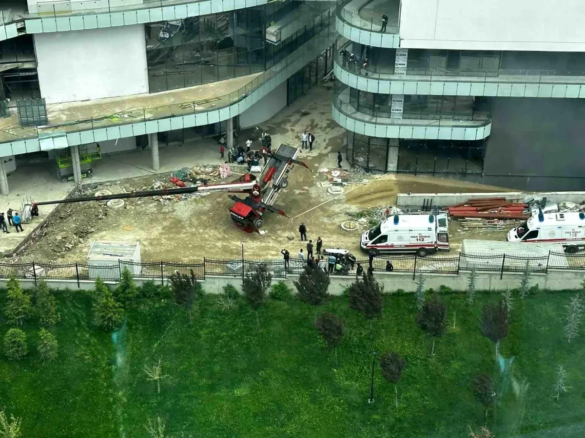 Ankara’da Kule Vinç Devrildi: 3 İşçi Yaralandı