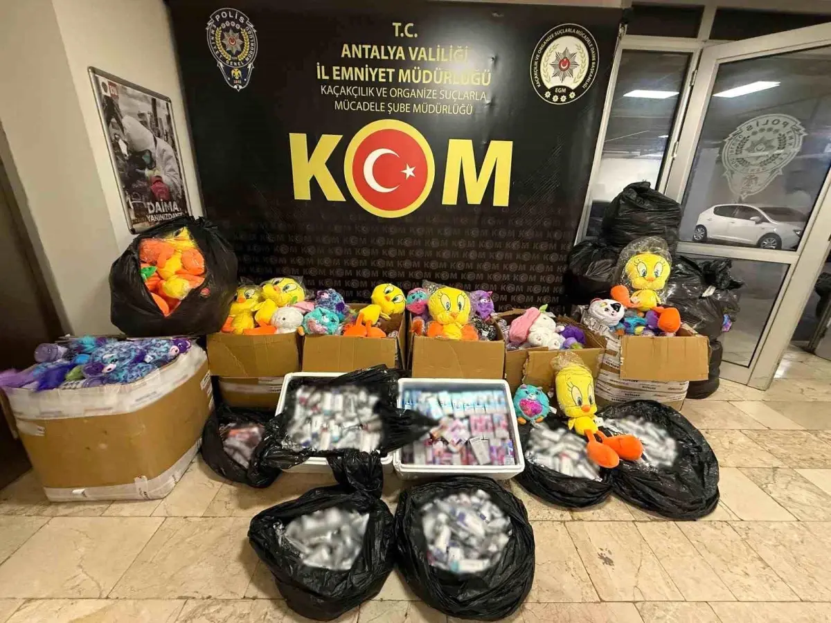 Antalya’da Kaçakçılığa Operasyon: 512 Bin Makaron Ele Geçirildi