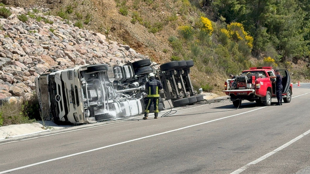 Antalya’da zift yüklü tankeri taşıyan tır devrildi
