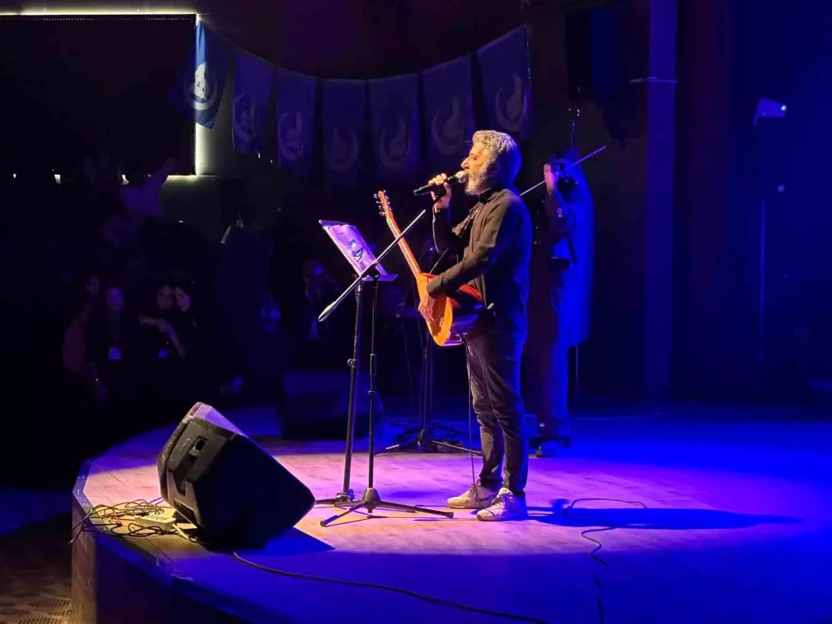 Ardahan’da Ali Kınık Konseri Coşkuyla Gerçekleşti