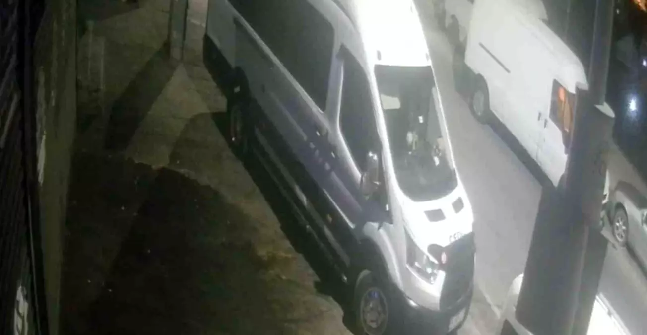 Arnavutköy’de Hırsızlar Servis Minibüsünü Soydu