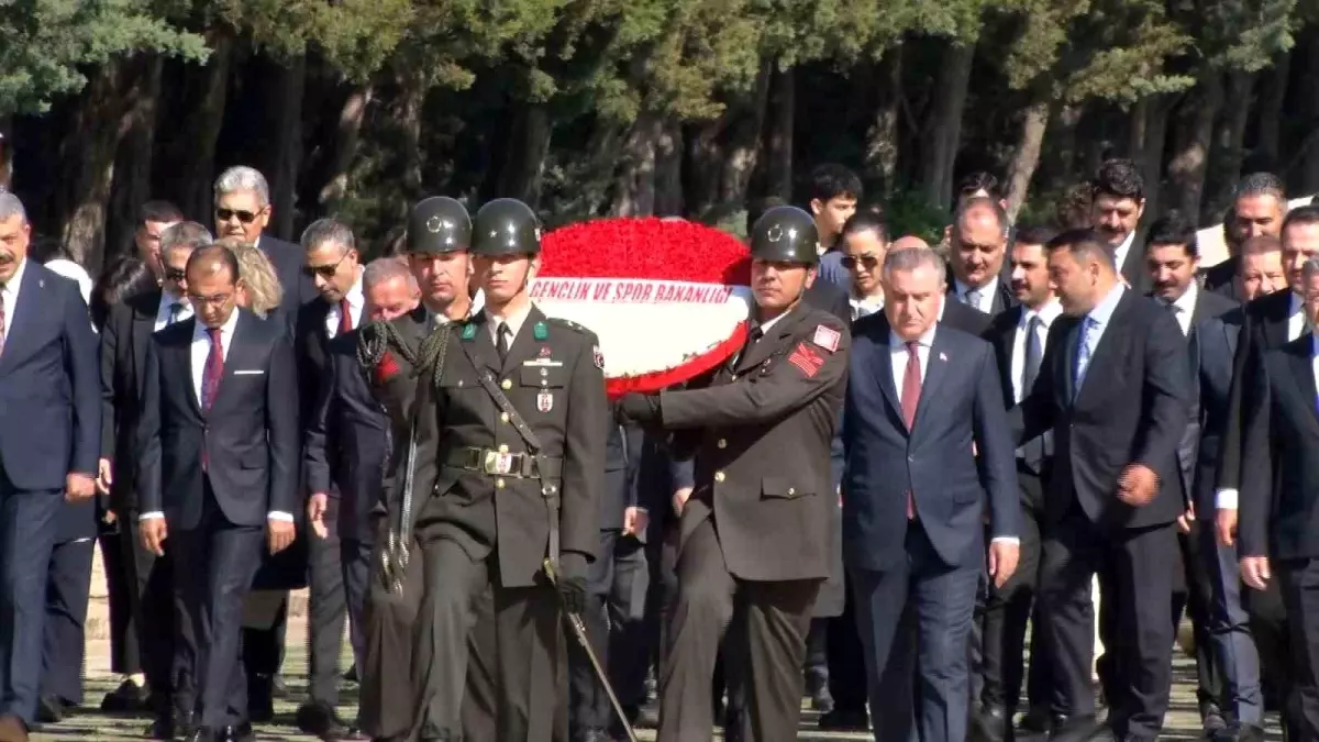 Bakan Bak, 19 Mayıs’ta Anıtkabir’i Ziyaret Etti