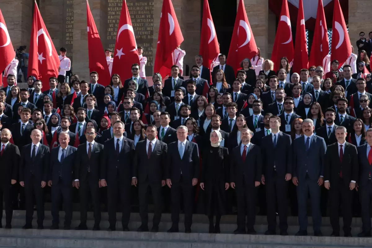 Bakan Bak, Gençler ve Sporcularla Anıtkabir’i Ziyaret Etti