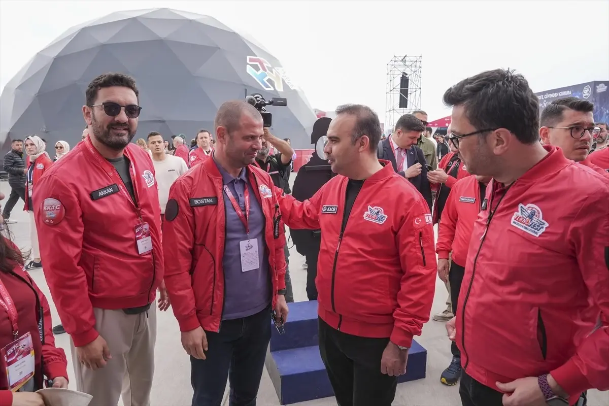 Bakan Kacır, TEKNOFEST KKTC’de AA standını ziyaret etti Açıklaması