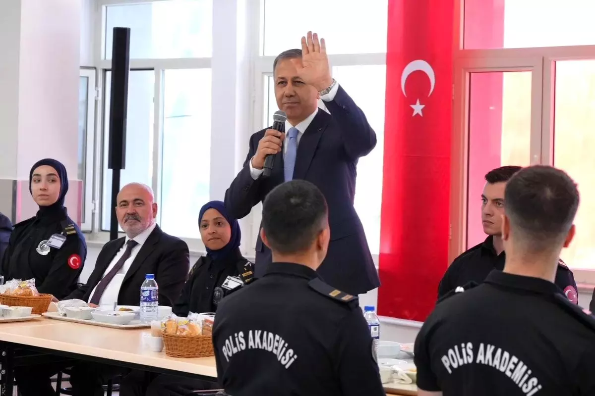 Bakan Yerlikaya, Polis Akademisi Öğrencileriyle Buluştu