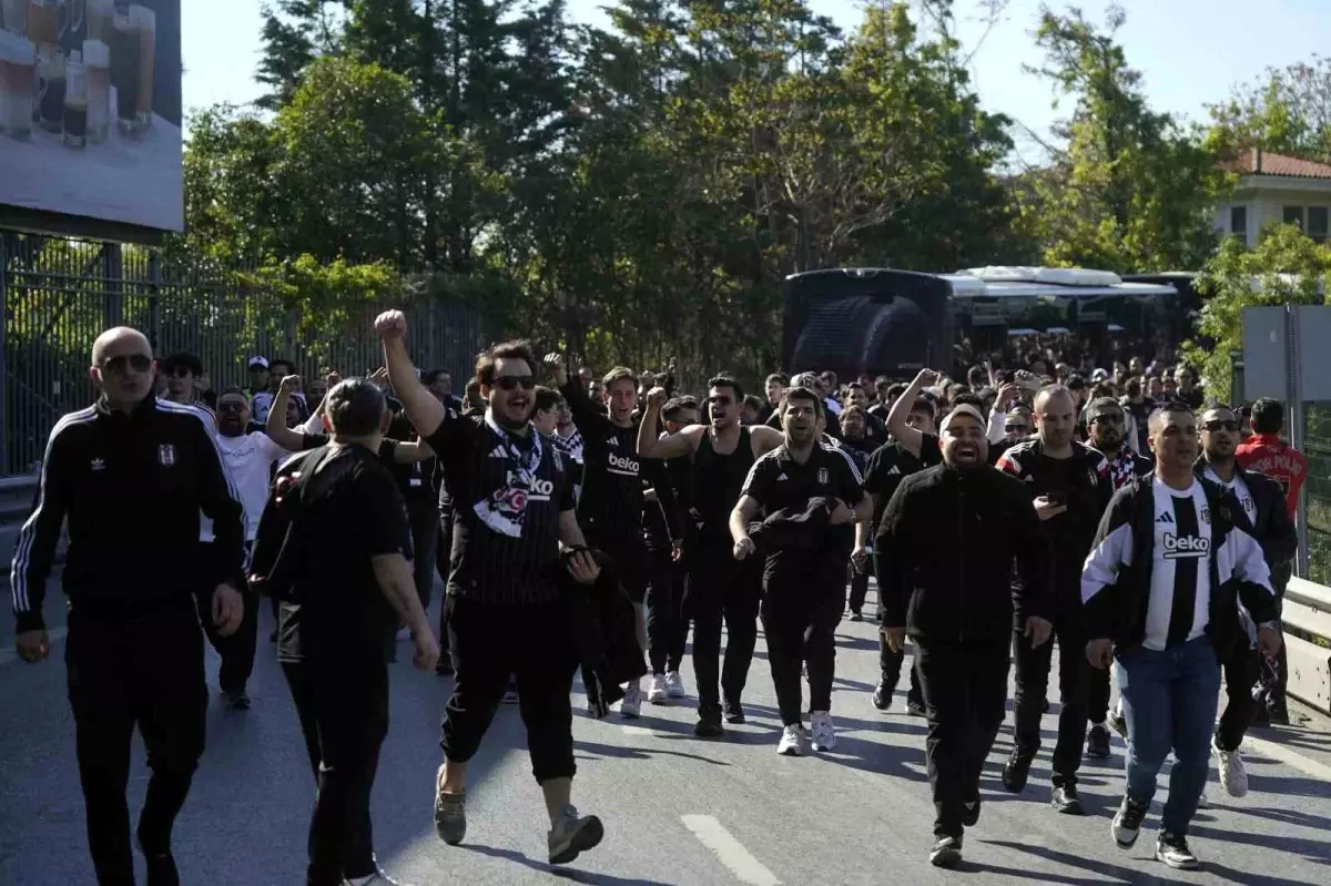 Beşiktaşlı Taraftarlar Derbi İçin Kadıköy’de