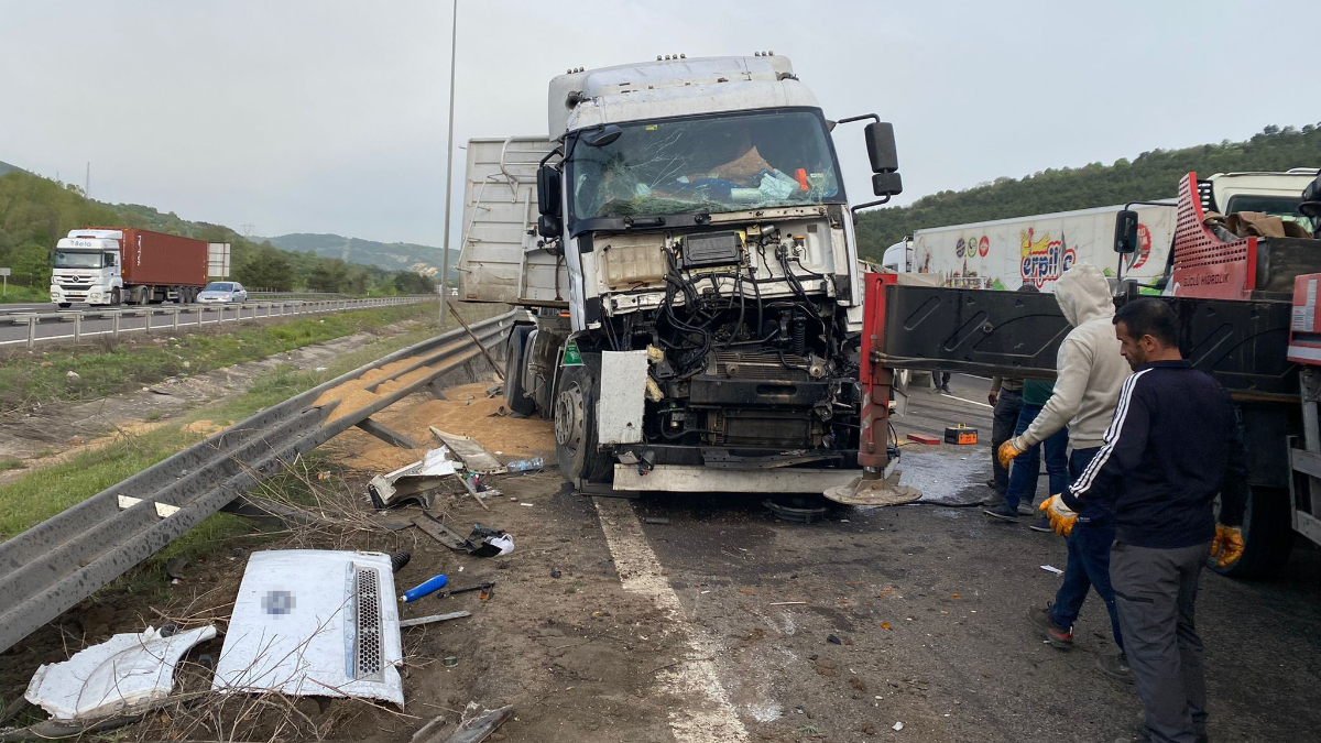 Bolu’da sürücüsünün uyuduğu buğday yüklü tır devrildi