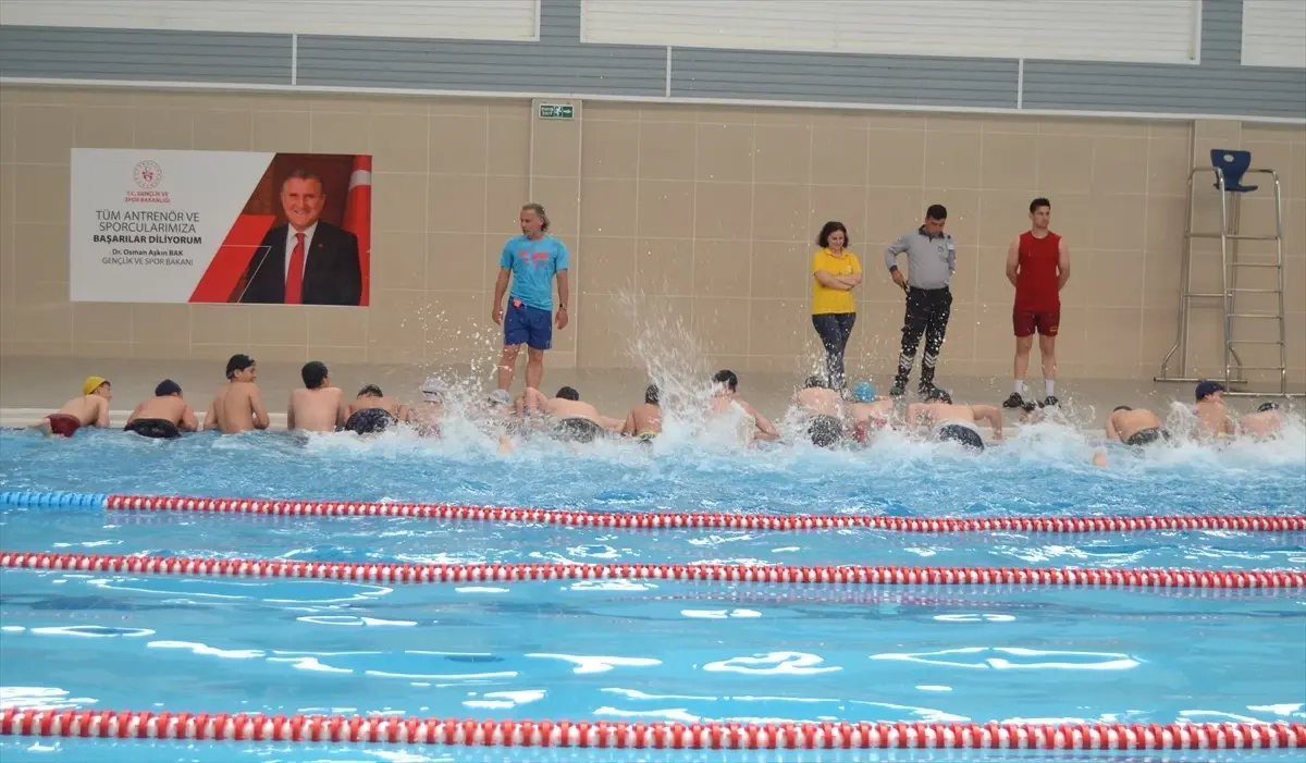 Boyabat’ta Yenilenen Yüzme Havuzu Açıldı