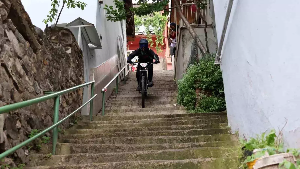Bursa’da İlk Urban Downhill Yarışı Nefes Kesti