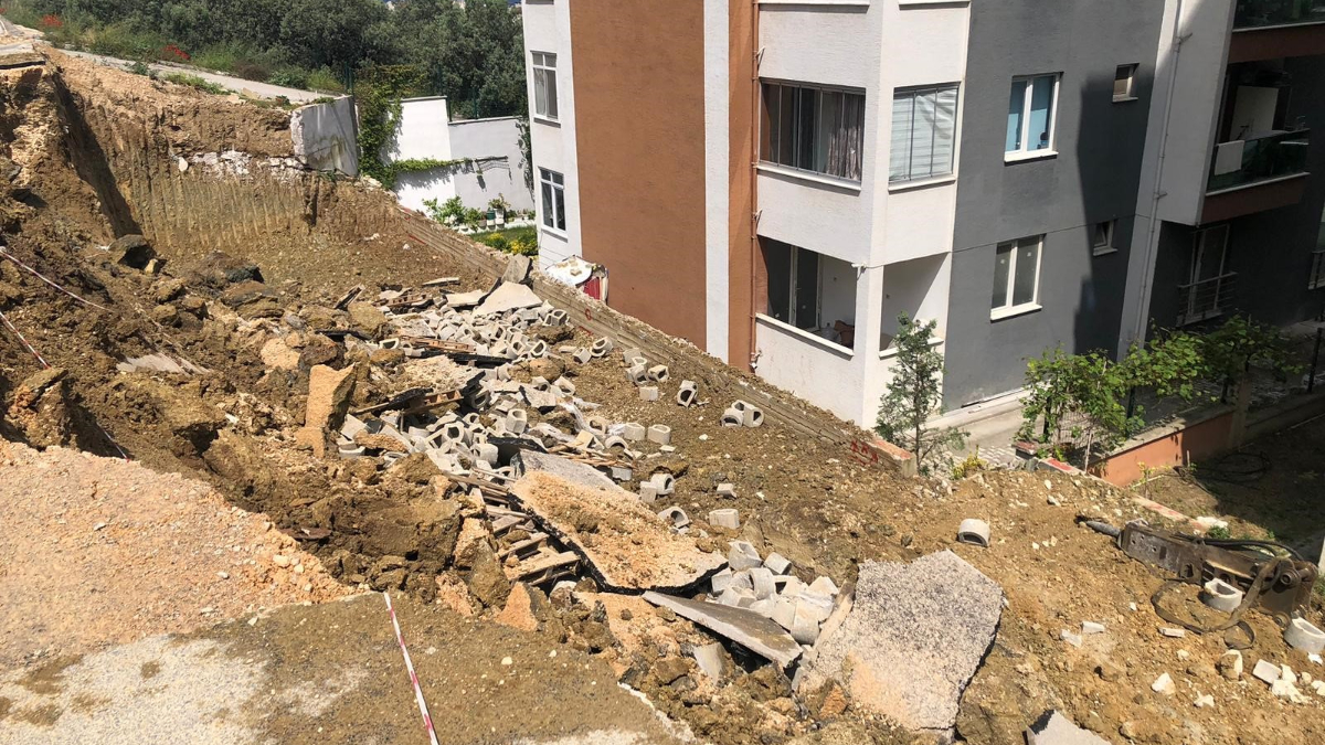 Bursa’da yol çöktü, mahalleli sarsıntıyı deprem zannetti