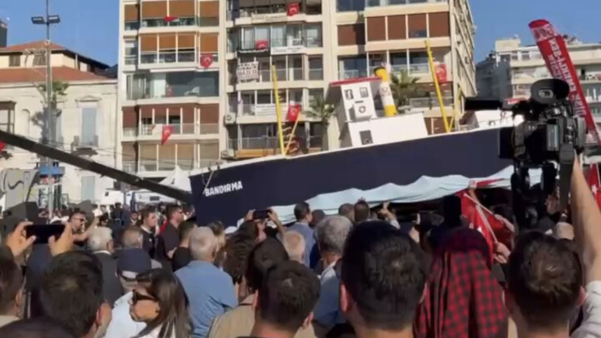 CHP’nin İzmir mitingine maket Bandırma Vapuru getirildi