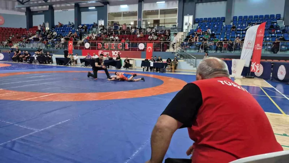 Düzce’de Minikler Güreş Şampiyonası Başladı